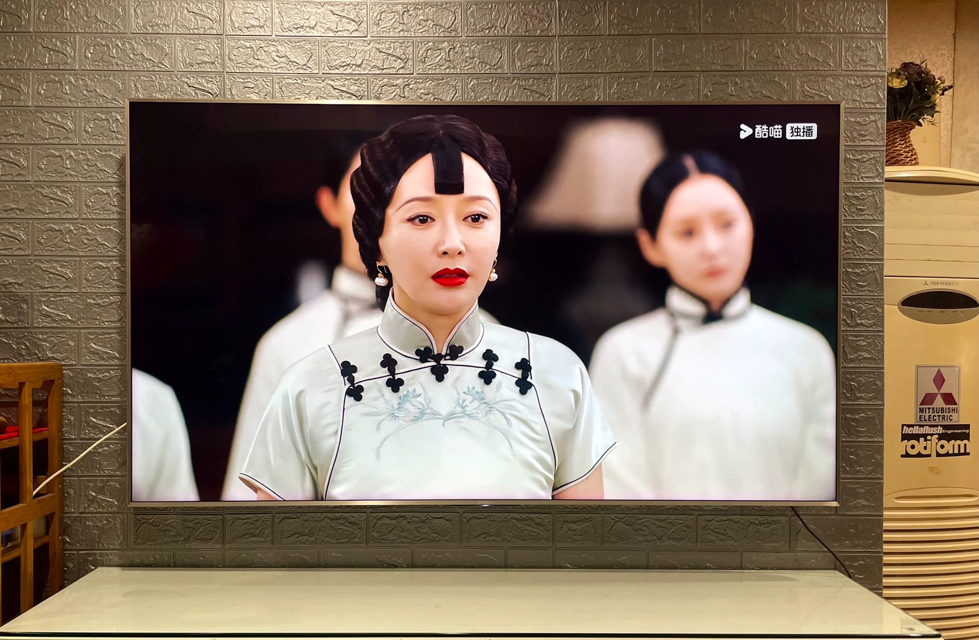 搬家带不走出个人闲置索尼65英寸网络智能平板液晶电视，4k分辨率，使用一年多，整机无任何问题，电视机成色跟新的一样，联网投屏智能语音功能都有，也有云视听极光酷喵